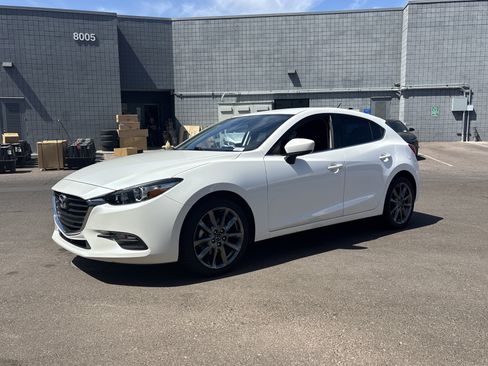Used 2018 MAZDA MAZDA3 Touring FWD image 2