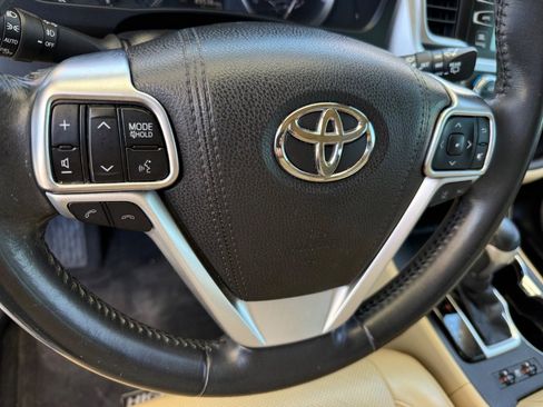 Used 2017 Toyota Highlander Limited FWD image 24