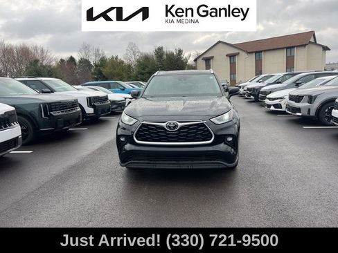 Used 2021 Toyota Highlander XLE image 2