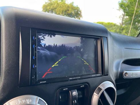 Used 2018 Jeep Wrangler Unlimited Sahara AWD/4WD image 18