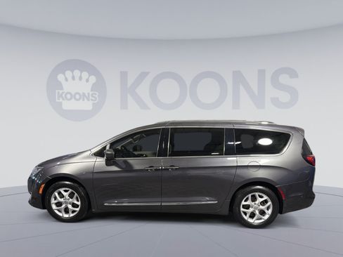 Used 2018 Chrysler Pacifica Touring-L Plus w/ Advanced Safetytec Group FWD image 2