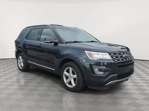Used 2017 Ford Explorer XLT AWD/4WD image 4