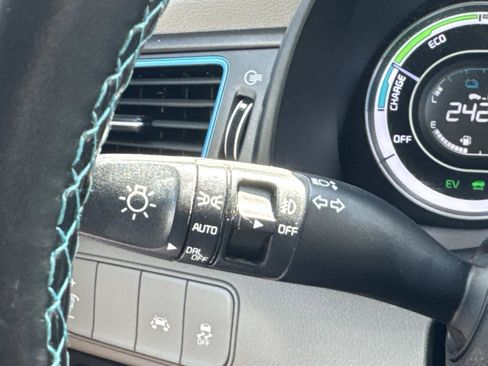 Used 2018 Kia Niro LX FWD image 28