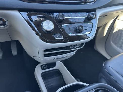 Used 2024 Chrysler Pacifica Touring-L image 25