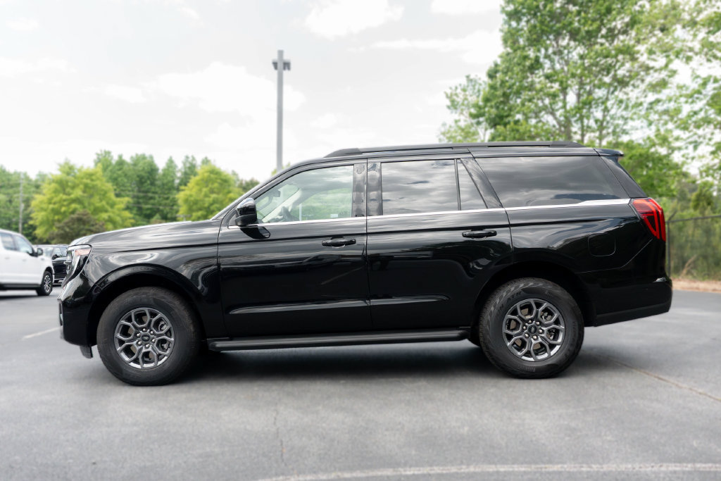 Used 2025 Ford Expedition Active RWD image 4