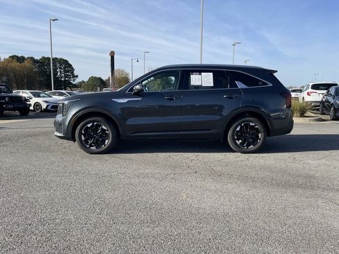 Used 2025 Kia Sorento S image 4