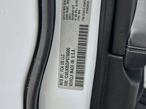 Used 2023 Jeep Grand Cherokee L Limited AWD/4WD image 12