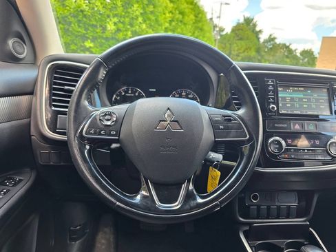 Used 2017 Mitsubishi Outlander ES AWD/4WD image 17