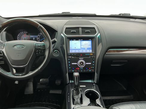 Used 2017 Ford Explorer Platinum image 19