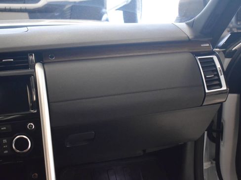 Used 2017 Land Rover Discovery HSE image 44