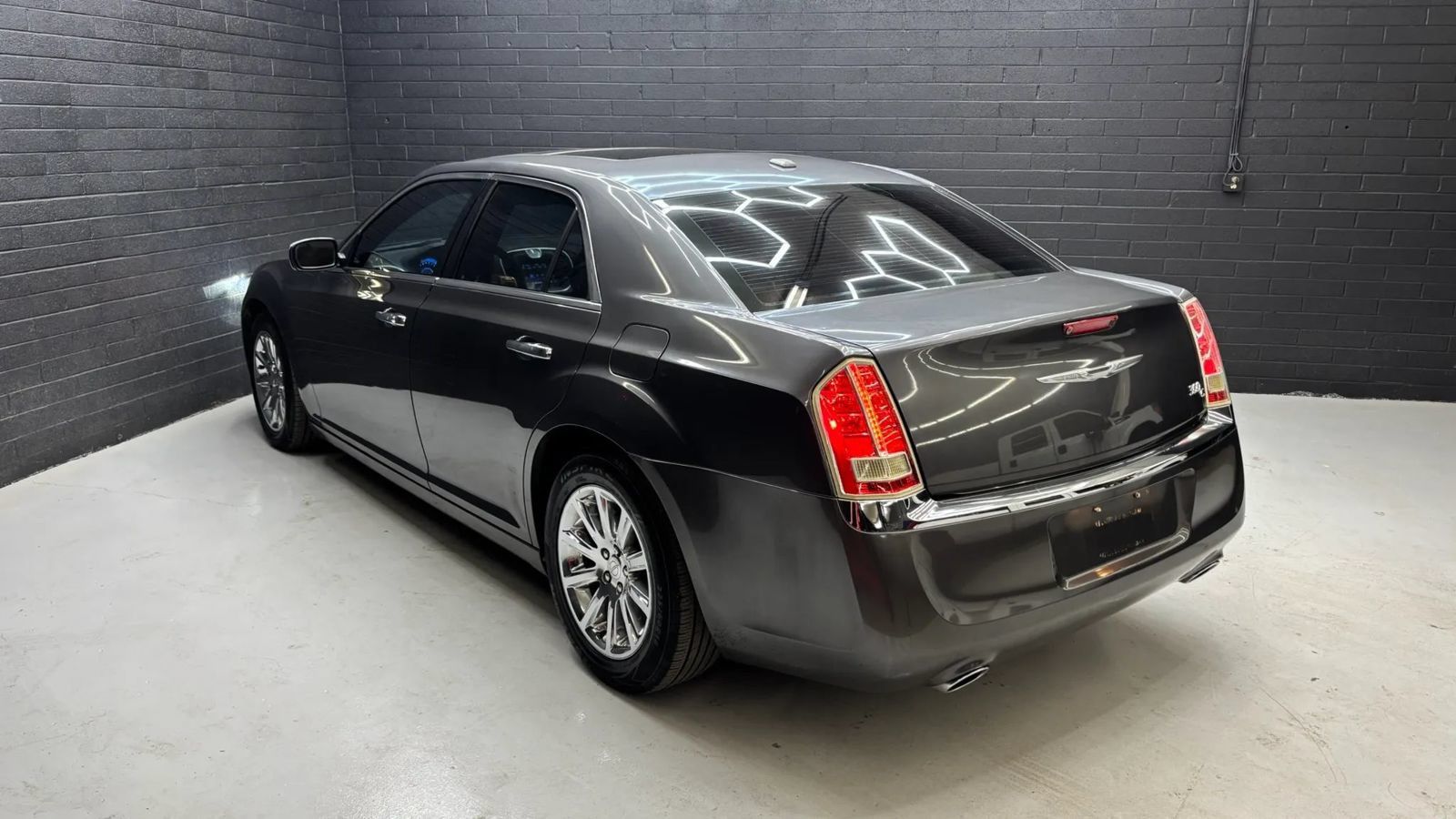 Used 2013 Chrysler 300 C RWD image 3