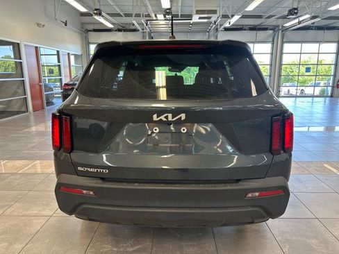 Used 2023 Kia Sorento LX FWD image 9