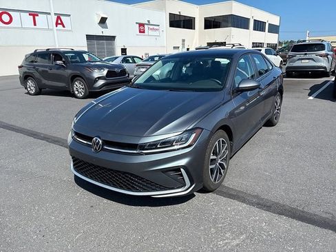 Used 2025 Volkswagen Jetta SE FWD image 18