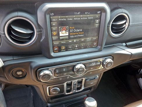 Used 2020 Jeep Gladiator Overland AWD/4WD image 14