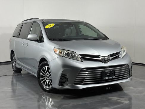 Used 2019 Toyota Sienna XLE w/ XLE Navigation Package FWD image 2