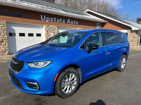 New 2026 Chrysler Pacifica Select image 1