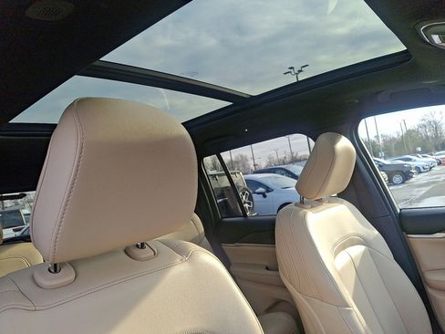 Used 2023 Jeep Grand Cherokee Limited w/ Black Appearance Package image 13