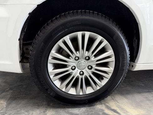 Used 2015 Chrysler Town & Country Touring-L w/ Driver Convenience Group image 27