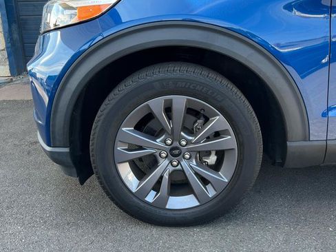 Used 2022 Ford Explorer XLT w/ Equipment Group 202A AWD/4WD image 2