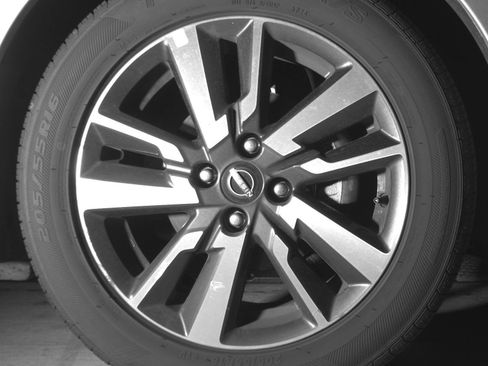 Used 2025 Nissan Versa SV FWD image 15
