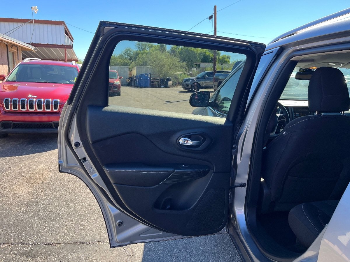 Used 2017 Jeep Cherokee Latitude FWD image 14
