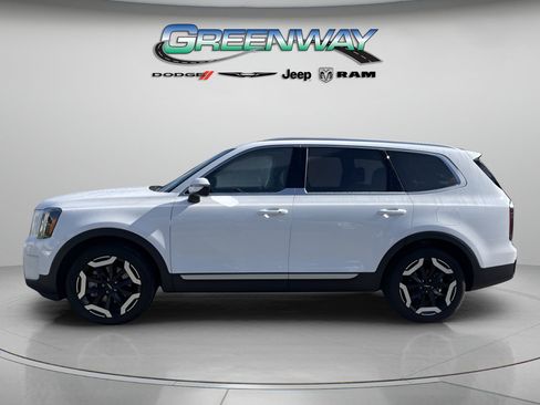 Used 2024 Kia Telluride EX w/ EX Captain's Chair Package FWD image 2