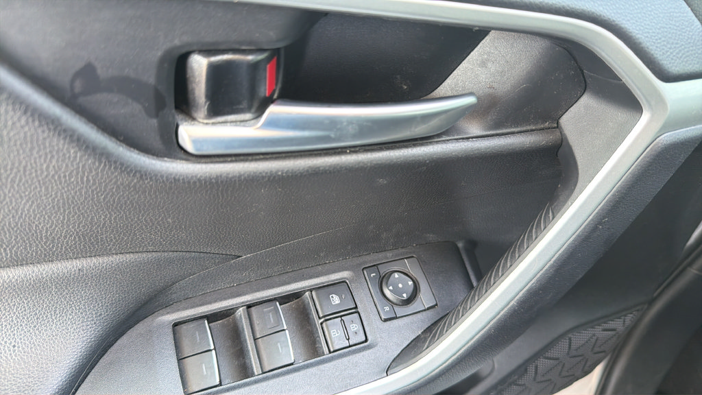 Used 2025 Toyota RAV4 XLE AWD/4WD image 18