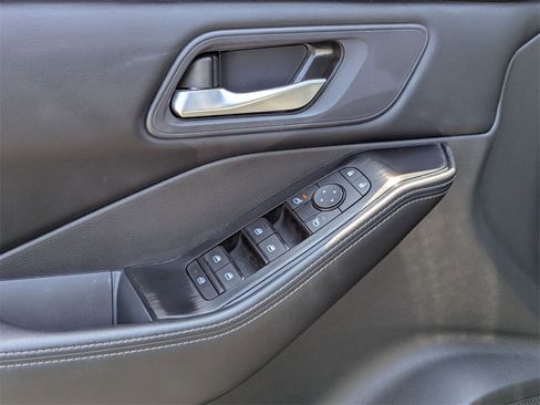 Used 2024 Nissan Rogue SV image 15