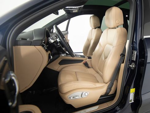 Certified 2021 Porsche Macan S AWD/4WD image 5