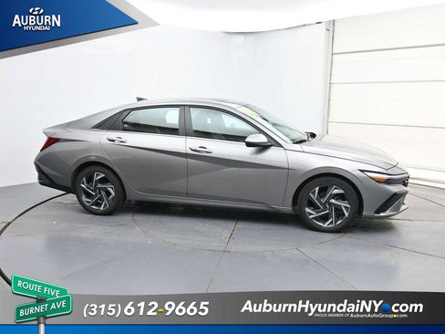 Used 2024 Hyundai Elantra SEL w/ Convenience Package FWD image 18