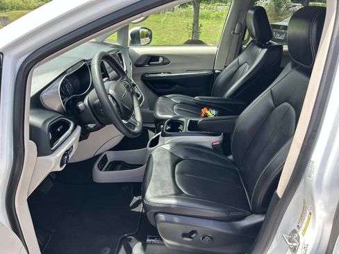 Used 2023 Chrysler Pacifica Touring-L FWD image 28