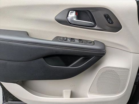 Used 2024 Chrysler Pacifica Touring-L image 23