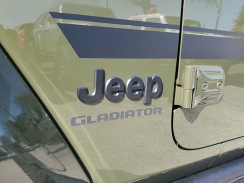 Used 2022 Jeep Gladiator Willys image 6