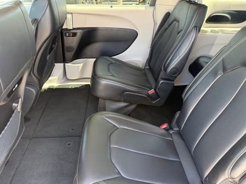 Used 2024 Chrysler Pacifica Touring-L FWD image 26