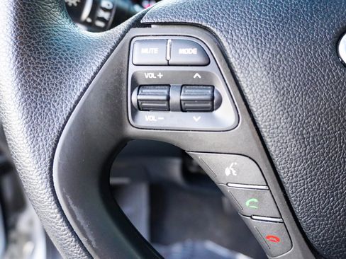 Used 2018 Kia Forte LX image 32