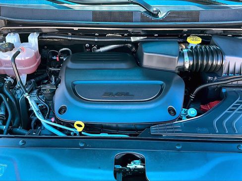 Used 2023 Chrysler Pacifica Touring-L image 32