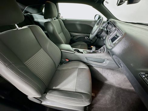 Used 2018 Dodge Challenger SXT image 27