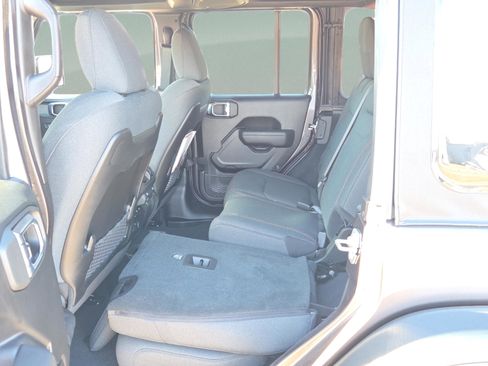 Used 2025 Jeep Wrangler Unlimited Rubicon w/ Technology Group image 15