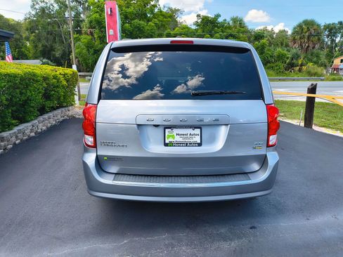 Used 2019 Dodge Grand Caravan SXT image 6