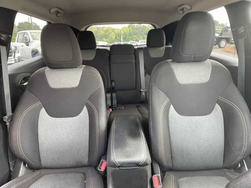 Used 2017 Jeep Cherokee Sport FWD image 28