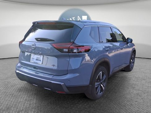 Used 2025 Nissan Rogue SL w/ SL Premium Package FWD image 3