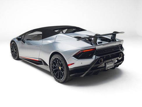 Used 2019 Lamborghini Huracan Performante AWD/4WD image 7