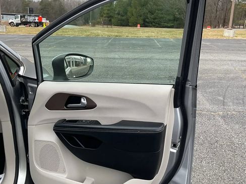 Used 2021 Chrysler Voyager Lxi image 28