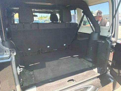 Used 2018 Jeep Wrangler Unlimited Sahara AWD/4WD image 14