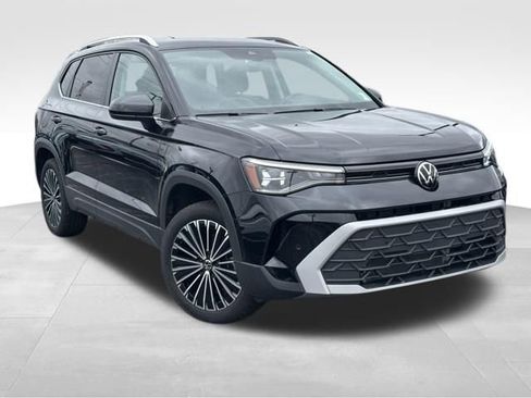 Used 2025 Volkswagen Taos SE image 1