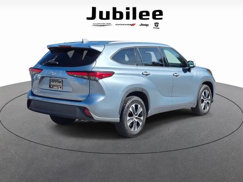 Used 2022 Toyota Highlander XLE FWD image 5