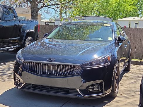 Used 2017 Kia Cadenza Limited image 2