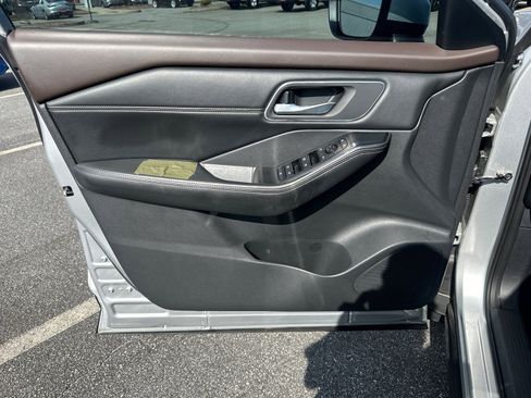 Used 2021 Nissan Rogue SV w/ Premium Package image 10