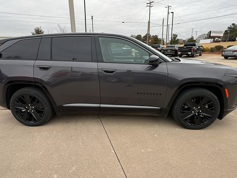 Used 2024 Jeep Wagoneer Launch Edition image 7