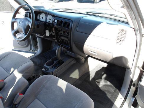 Used 2001 Toyota Tacoma 2WD Xtracab image 12